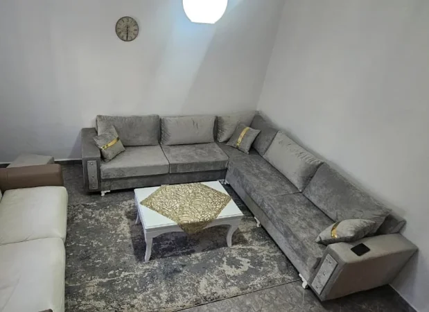 Tirane, jepet me qera apartament 1+1+Ballkon Kati 1, 60 m² 450 € (Ish Parku i Autobusave)