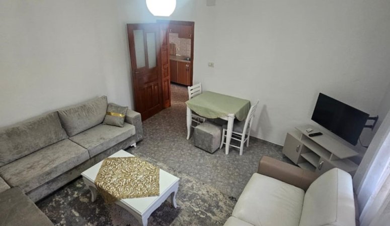 Tirane, jepet me qera apartament 1+1+Ballkon Kati 1, 60 m² 450 € (Ish Parku i Autobusave)