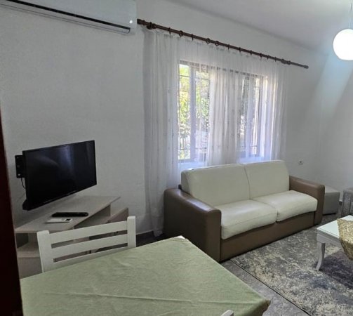 Tirane, jepet me qera apartament 1+1+Ballkon Kati 1, 60 m² 450 € (Ish Parku i Autobusave)