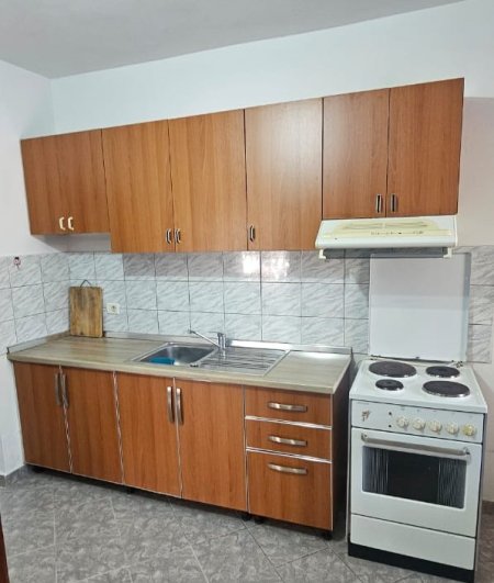 Tirane, jepet me qera apartament 1+1+Ballkon Kati 1, 60 m² 450 € (Ish Parku i Autobusave)