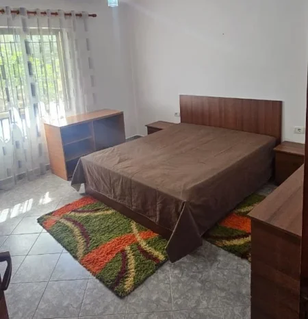 Tirane, jepet me qera apartament 1+1+Ballkon Kati 1, 60 m² 450 € (Ish Parku i Autobusave)