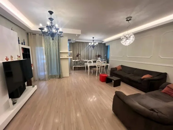 Tirane, jepet me qera apartament 2+1 Kati 10, 170 m² 1.500 € (ish blloku)
