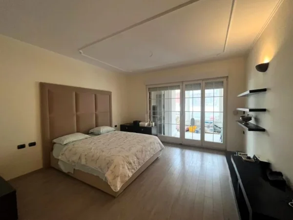 Tirane, jepet me qera apartament 2+1 Kati 10, 170 m² 1.500 € (ish blloku)