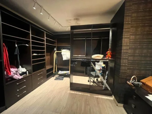 Tirane, jepet me qera apartament 2+1 Kati 10, 170 m² 1.500 € (ish blloku)