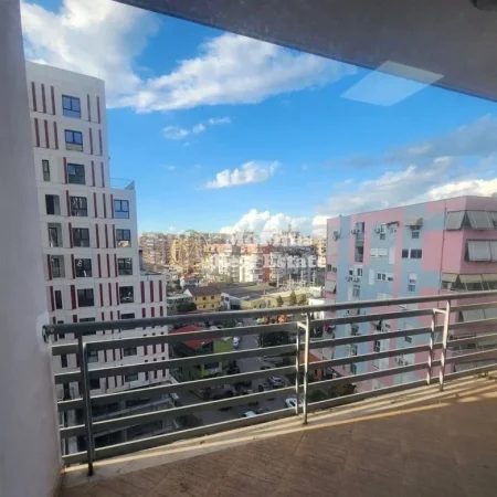 Tirane, jepet me qera ambjent biznesi Kati 6, 106 m² 800 € (Zogu i Zi)