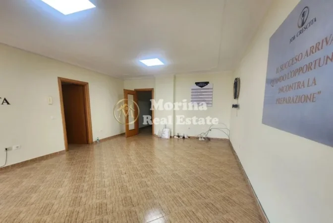 Tirane, jepet me qera ambjent biznesi Kati 6, 106 m² 800 € (Zogu i Zi)