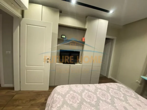 Tirane, jepet me qera apartament 2+1+Ballkon Kati 11, 124 m² 1.600 € (Qendër)
