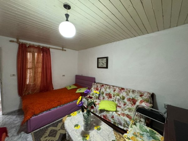 Tirane, jepet me qera shtepi 1+1+Aneks Kati 2, 78 m² 350 € (ne rrugen e Dibres Tirane.)