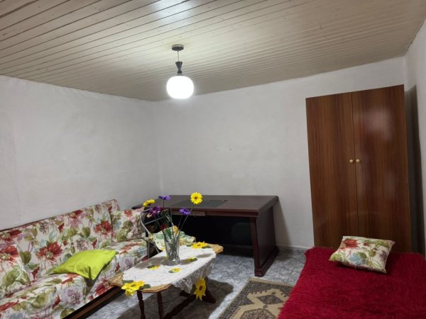 Tirane, jepet me qera shtepi 1+1+Aneks Kati 2, 78 m² 350 € (ne rrugen e Dibres Tirane.)