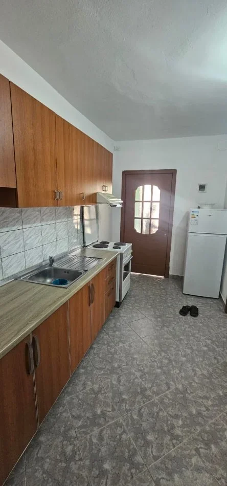 Tirane, jepet me qera Vile 1+1 Kati 1, 60 m² 450 € 