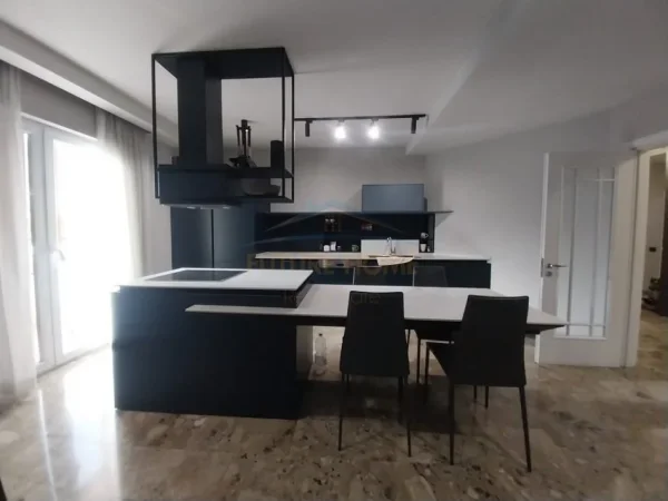Tirane, jepet me qera apartament 3+1 Kati 2, 200 m² 1.200 € (5 Maji)