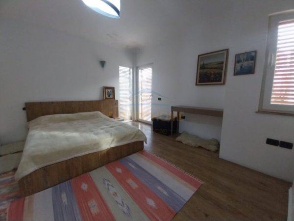 Tirane, jepet me qera apartament 3+1 Kati 2, 200 m² 1.200 € (5 Maji)