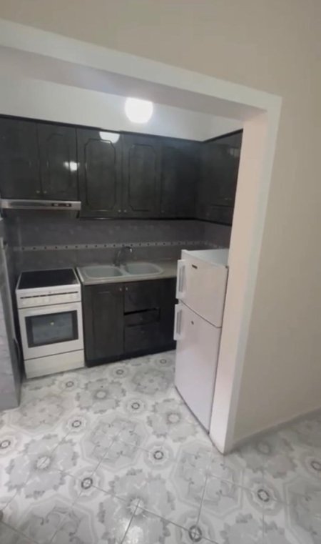 Tirane, jepet me qera apartament 1+1+Ballkon Kati 3, 65 m² 450 € 