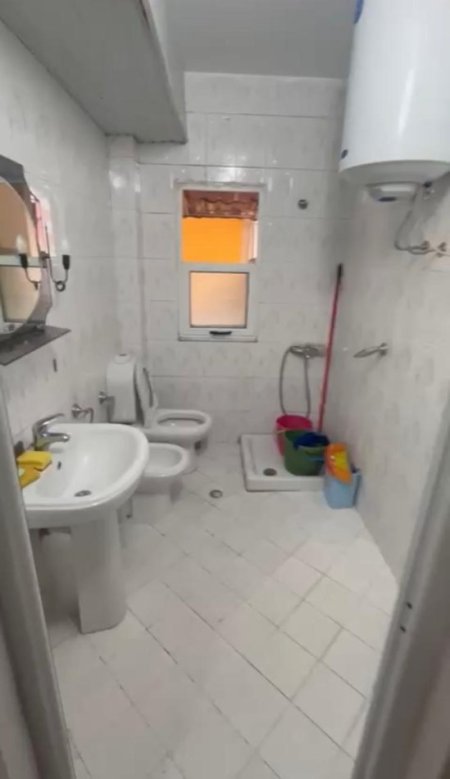 Tirane, jepet me qera apartament 1+1+Ballkon Kati 3, 65 m² 450 € 
