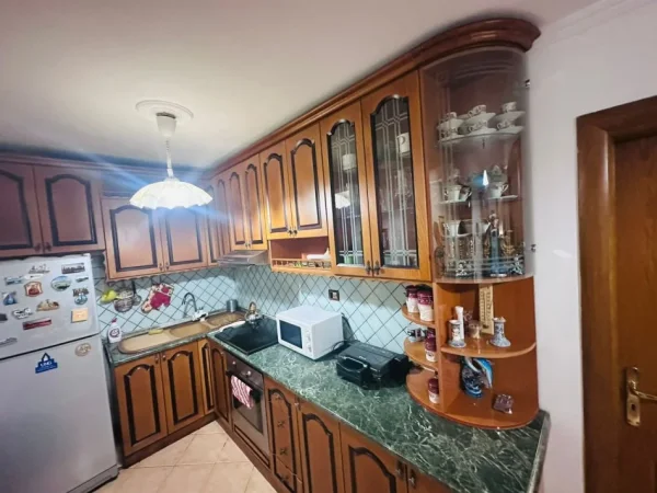 Tirane, jepet me qera apartament 2+1+Ballkon Kati 2, 79 m² 600 € 