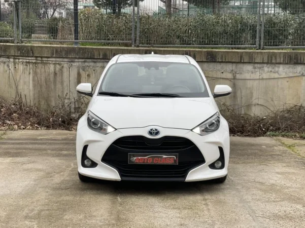 Tirane, shes makine TOYOTA YARIS HYBRID Benzin, e bardhë automatik Klima 166.000 km 12.900 €