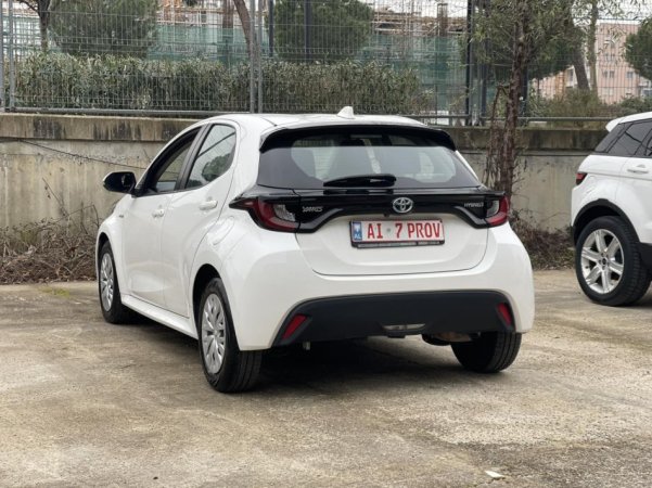 Tirane, shes makine TOYOTA YARIS HYBRID Benzin, e bardhë automatik Klima 166.000 km 12.900 €