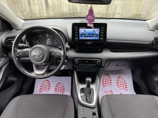 Tirane, shes makine TOYOTA YARIS HYBRID Benzin, e bardhë automatik Klima 166.000 km 12.900 €