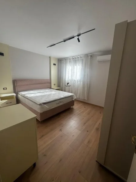 Tirane, jepet me qera apartament 2+1 , 115 m² 700 € (ALI DEMI)