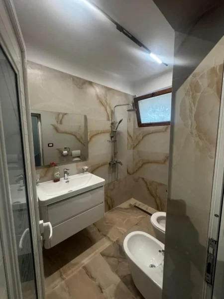 Tirane, jepet me qera apartament 2+1 , 115 m² 700 € (ALI DEMI)
