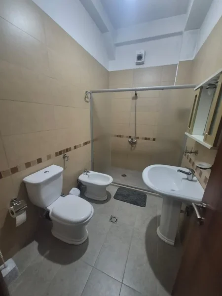 Tirane, jepet me qera apartament 2+1 Kati 2, 900 € (Rruga Bardhok Biba)