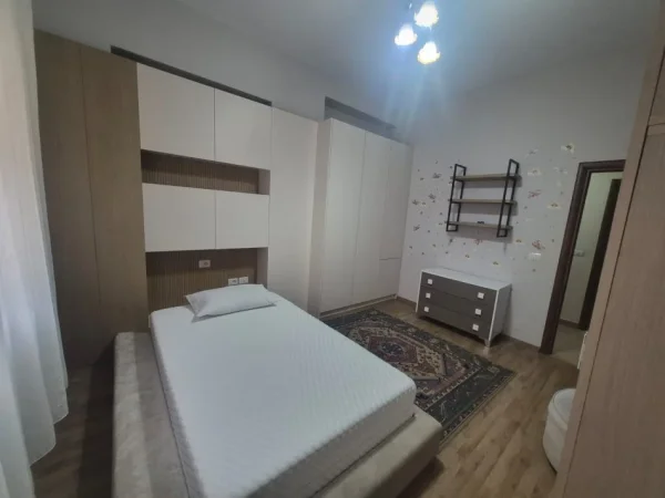 Tirane, jepet me qera apartament 2+1 Kati 2, 900 € (Rruga Bardhok Biba)