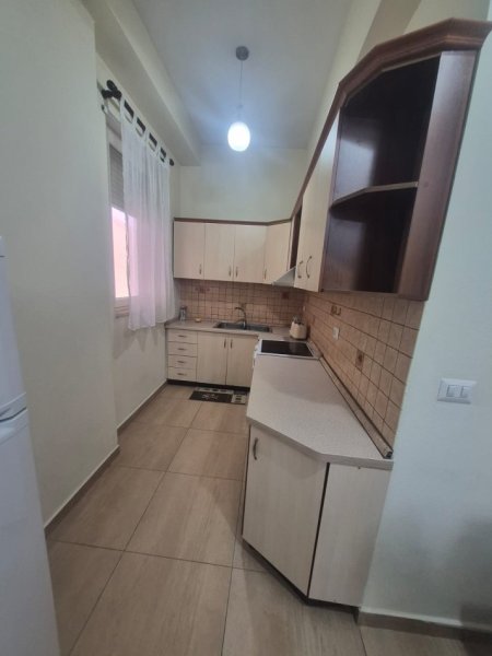 Tirane, jepet me qera apartament 2+1 Kati 2, 900 € (Rruga Bardhok Biba)