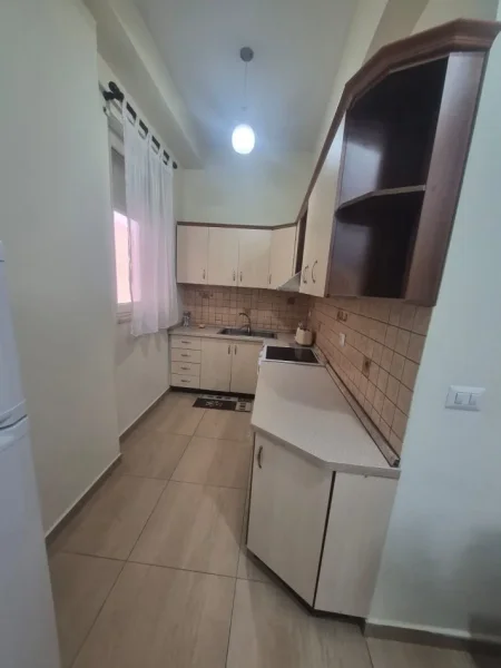 Tirane, jepet me qera apartament 2+1 Kati 2, 900 € (Rruga Bardhok Biba)