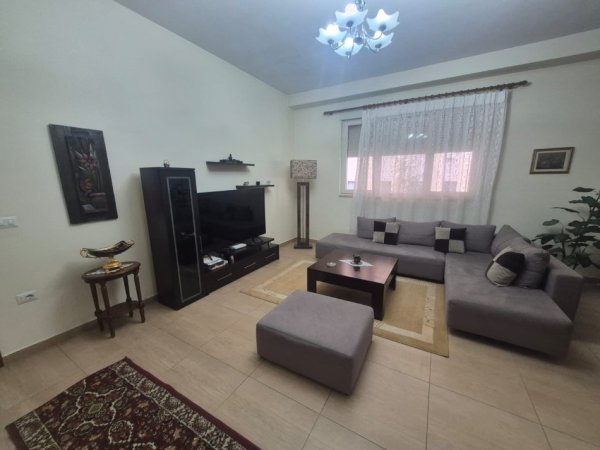 Tirane, jepet me qera apartament 2+1 Kati 2, 900 € (Rruga Bardhok Biba)