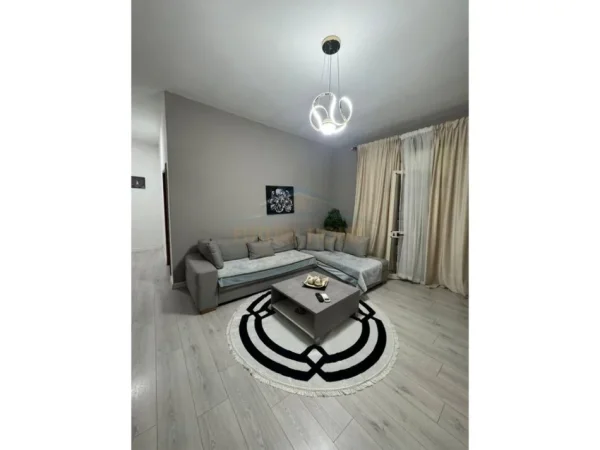 Tirane, jepet me qera apartament 1+1+Ballkon Kati 2, 70 m² 650 € (Rruga e Barrikadave, Tirane)