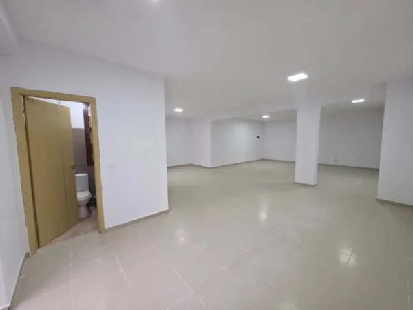 Tirane, jepet me qera ambjent biznesi Kati 0, 90 m² 900 € (Kopshti Botanik)