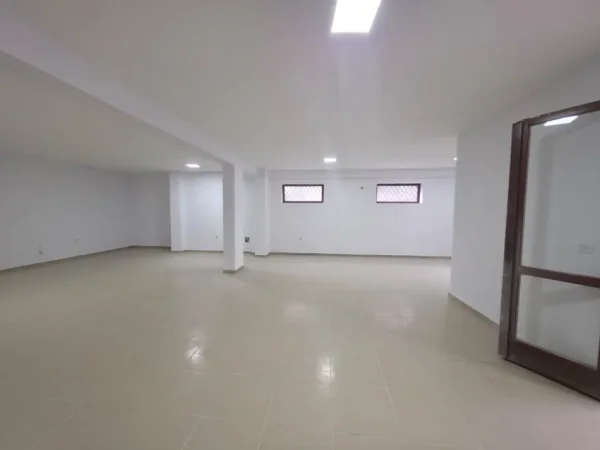 Tirane, jepet me qera ambjent biznesi Kati 0, 90 m² 900 € (Kopshti Botanik)