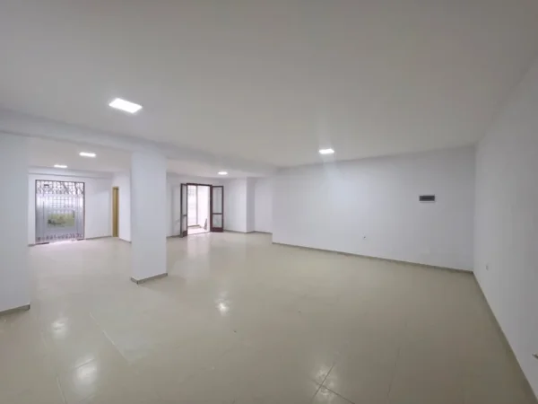 Tirane, jepet me qera ambjent biznesi Kati 0, 90 m² 900 € (Kopshti Botanik)