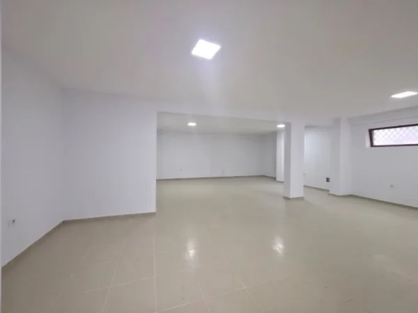Tirane, jepet me qera ambjent biznesi Kati 0, 90 m² 900 € (Kopshti Botanik)