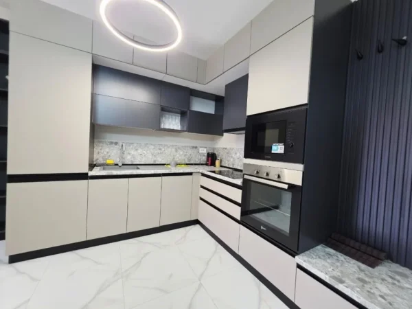 Tirane, jepet me qera apartament 3+1+Ballkon , 160 m² 1.900 € (Garden Building)