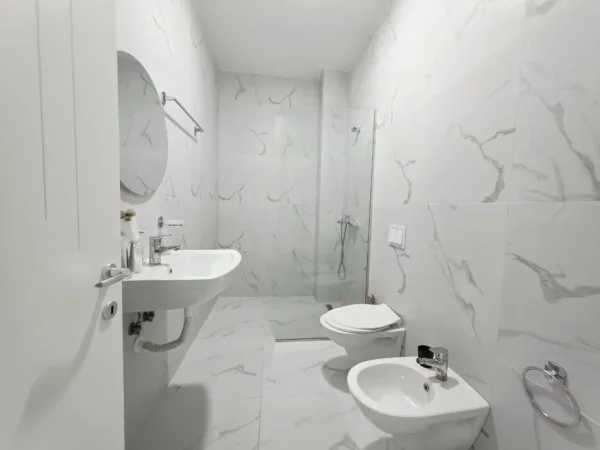 Tirane, jepet me qera apartament 3+1+Ballkon , 160 m² 1.900 € (Garden Building)