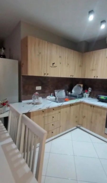 Tirane, jepet me qera apartament 3+1 Kati 3, 92 m² 500 € (KOPSHTI BOTANIK)