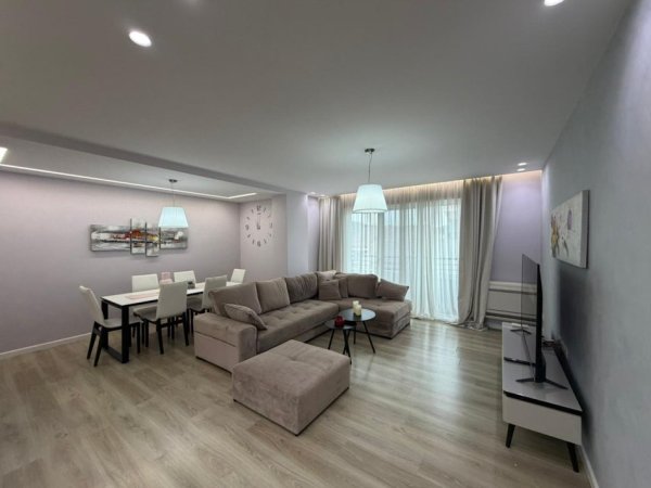 Tirane, jepet me qera apartament 3+1 Kati 3, 129 m² 1.300 € (TEG)