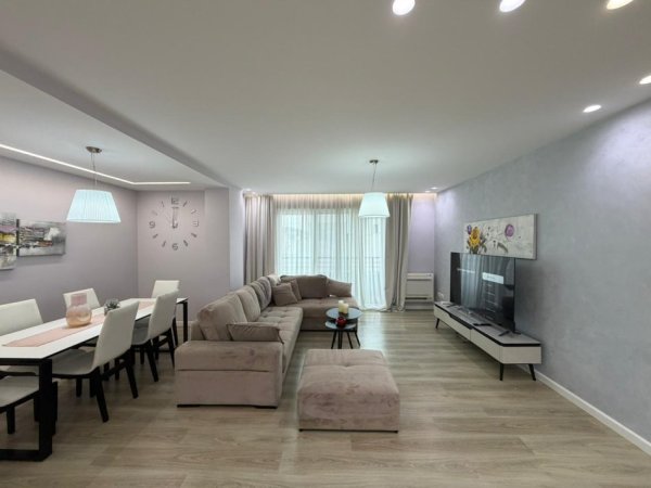 Tirane, jepet me qera apartament 3+1 Kati 3, 129 m² 1.300 € (TEG)