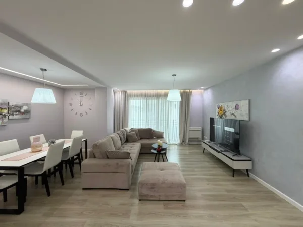 Tirane, jepet me qera apartament 3+1 Kati 3, 129 m² 1.300 € (TEG)