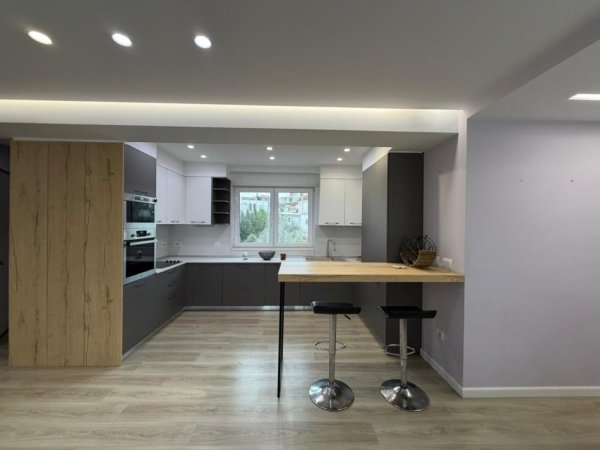 Tirane, jepet me qera apartament 3+1 Kati 3, 129 m² 1.300 € (TEG)