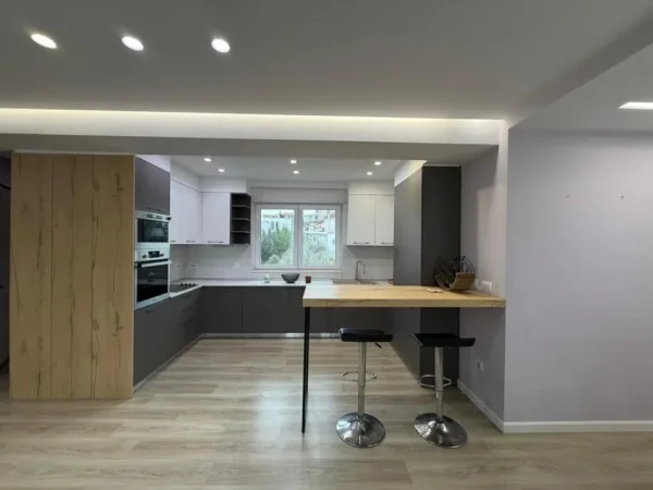 Tirane, jepet me qera apartament 3+1 Kati 3, 129 m² 1.300 € (TEG)