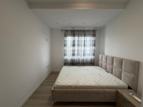 Tirane, jepet me qera apartament 3+1 Kati 3, 129 m² 1.300 € (TEG)