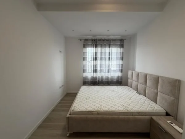 Tirane, jepet me qera apartament 3+1 Kati 3, 129 m² 1.300 € (TEG)