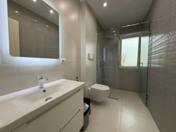 Tirane, jepet me qera apartament 3+1 Kati 3, 129 m² 1.300 € (TEG)