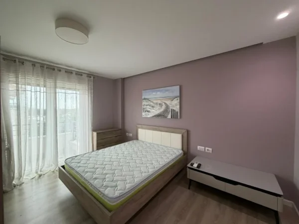 Tirane, jepet me qera apartament 3+1 Kati 3, 129 m² 1.300 € (TEG)