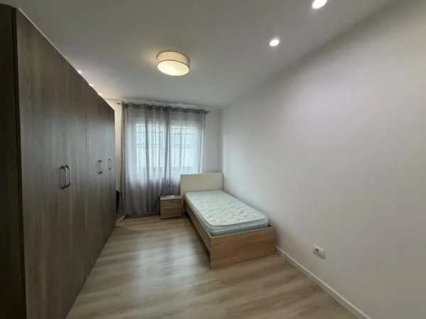 Tirane, jepet me qera apartament 3+1 Kati 3, 129 m² 1.300 € (TEG)