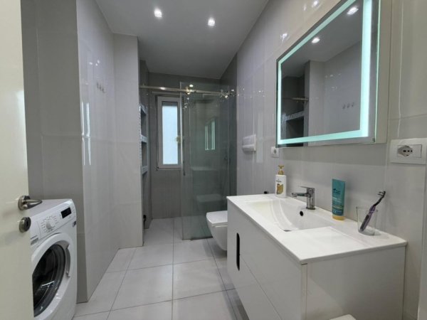 Tirane, jepet me qera apartament 3+1 Kati 3, 129 m² 1.300 € (TEG)