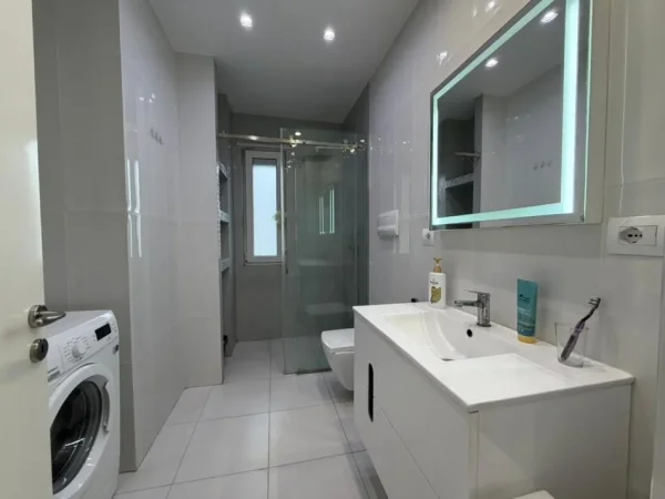 Tirane, jepet me qera apartament 3+1 Kati 3, 129 m² 1.300 € (TEG)