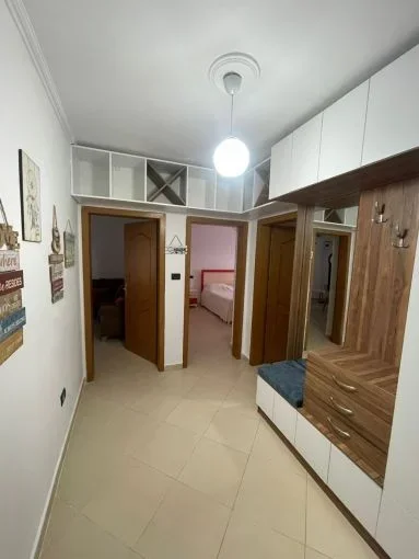 Tirane, jepet me qera apartament 2+1+Aneks+Ballkon Kati 2, 600 € (kinostudio , porcelan)